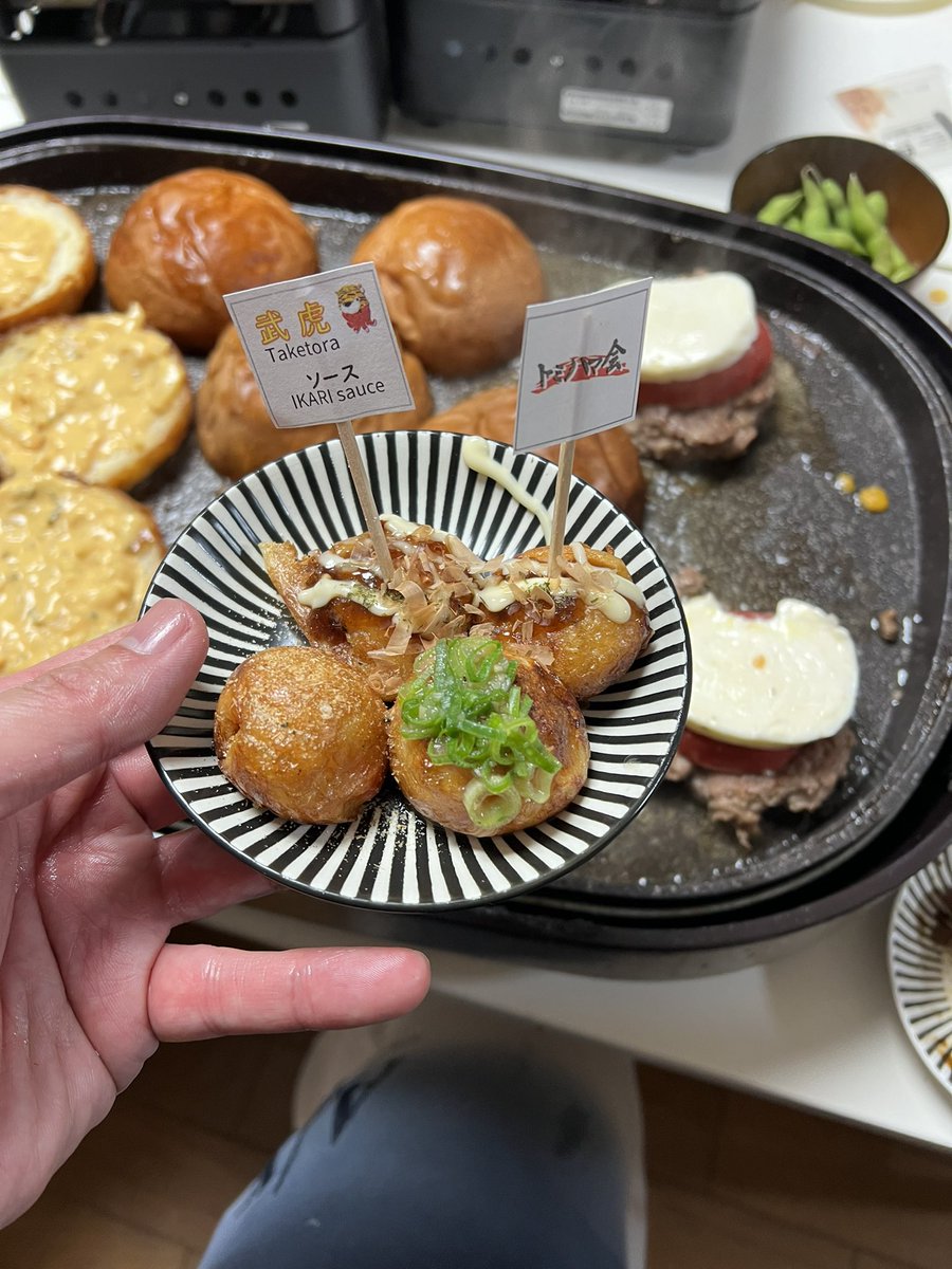 Hamaramen10's tweet photo. 本日は粉もんホームパーチーです
皆様のお供物たくさんありがとうございます！明日はしっかり拝みます
ONE PIECEの尾田御殿でも焼いてる噂のたこ焼き職人参戦
僕はお好み焼きを大阪風と広島風の2種とおみやバーガー担当🍔てかもう六月やで、、、
#おうちごはん https://t.co/F0uidEuPbZ
