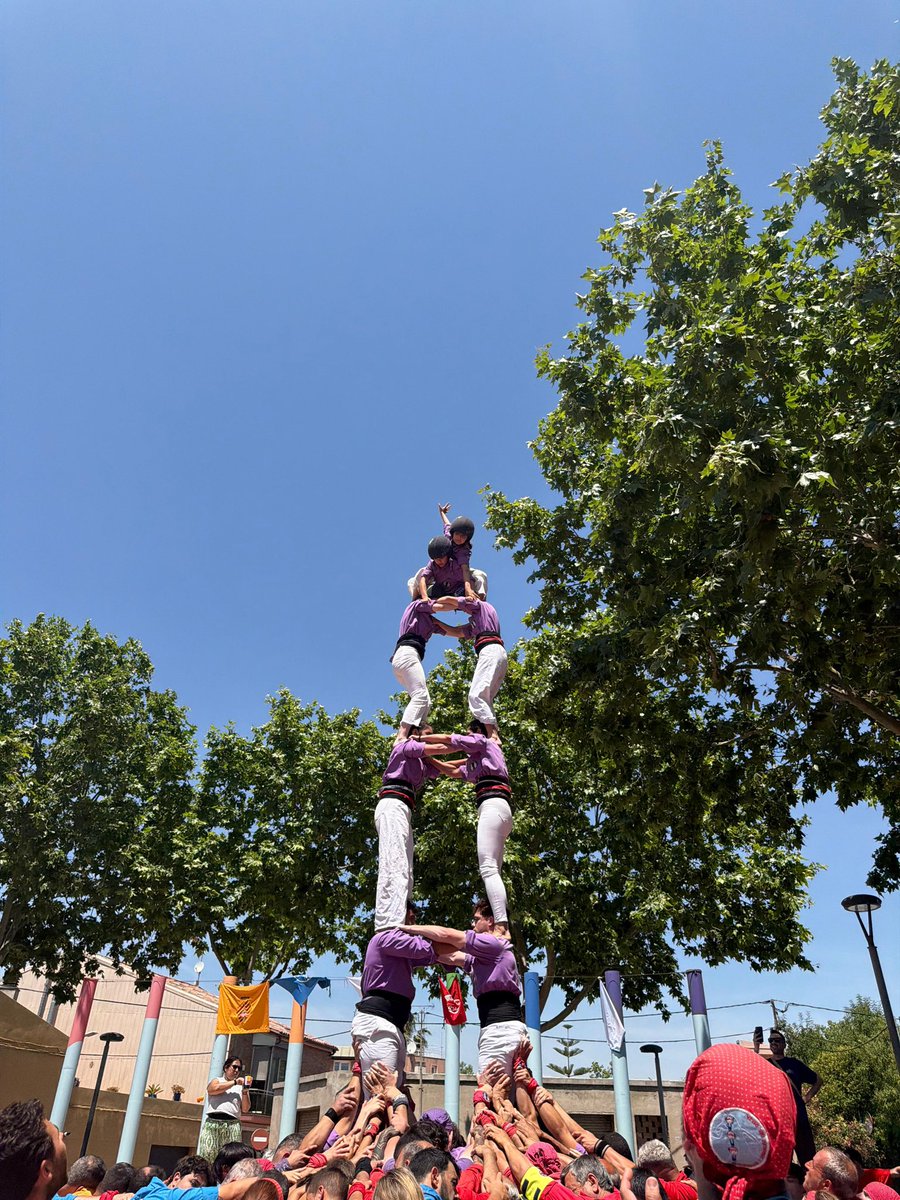 esquerdats's tweet photo. Avui a la diada hem obert plaça amb un 3de7, a continuació hem seguit un id4de7, i hem descarregat el 2de6. A quarta ronda hem carregat el 4de7 i ens hem acomiadat de la plaça amb 2pde4. Gràcies @BousBisbal, @CastDelFoix, @Minyonsdelarboc i @BlauDelta pel cop de mà! #castells https://t.co/GsR62xkn3z