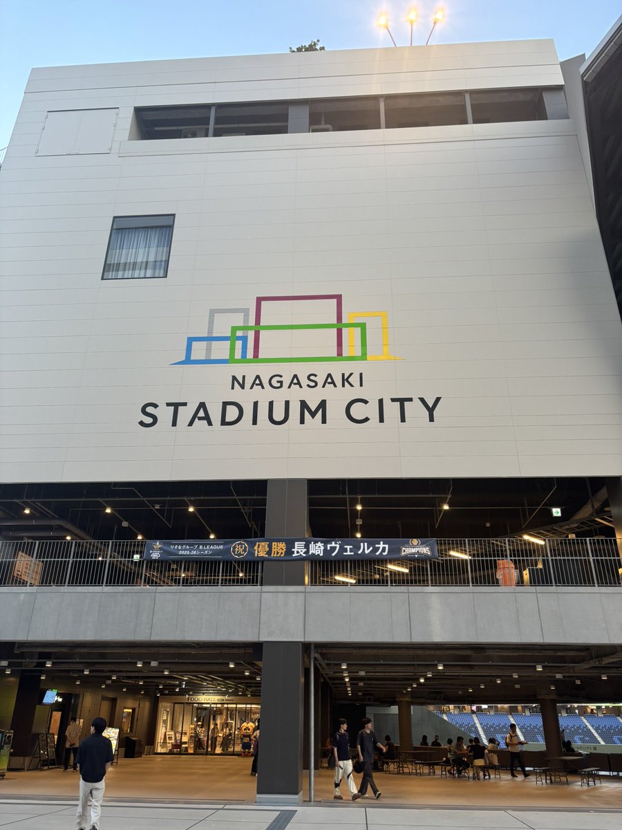 velcacane's tweet photo. 本日は猛暑の中、優勝記念セレモニーにお越しくださりありがとうございました✨🤝🏽
皆さんと近くでお会いでき、有難いお言葉など凄く大切な思い出になりました🍀
スタジアムでは、沢山のお祝いが…☺️
それでは6/3超VELCAファン感謝祭にてお待ちしております✨🩵 #長崎ヴェルカ  #VELC https://t.co/2oe45gzA7b