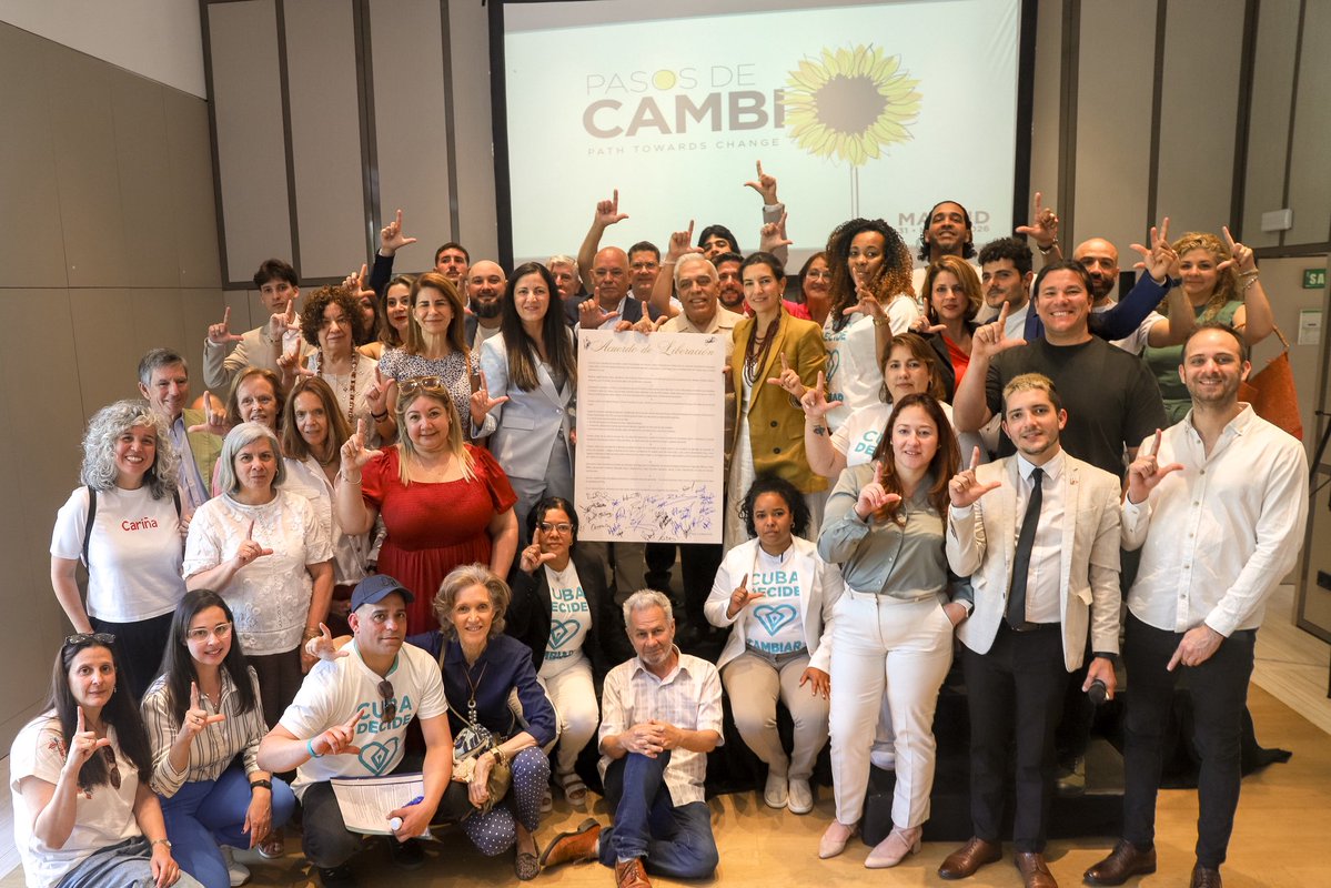 RosaMariaPaya's tweet photo. Emocionante encuentro hoy en Madrid para la firma del histórico Acuerdo de Liberación por parte de organizaciones cubanas en Europa.

Gracias a todos los participantes de @pasosdecambio que viajaron desde distintas ciudades de España y Europa para apoyar con su presencia y compromiso, nuestra unidad en favor de la libertad de Cuba.

Estamos determinados a trabajar juntos por una Cuba libre y democrática. La república que sea hogar de todos los cubanos.