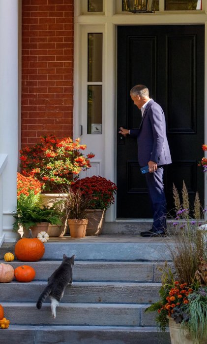 CarneyPurr67561's tweet photo. Me, @Number10cat and @CatmanderBiden have our own door handlers! 😸🇨🇦🇬🇧🇺🇸 https://t.co/WyuIduYkFo