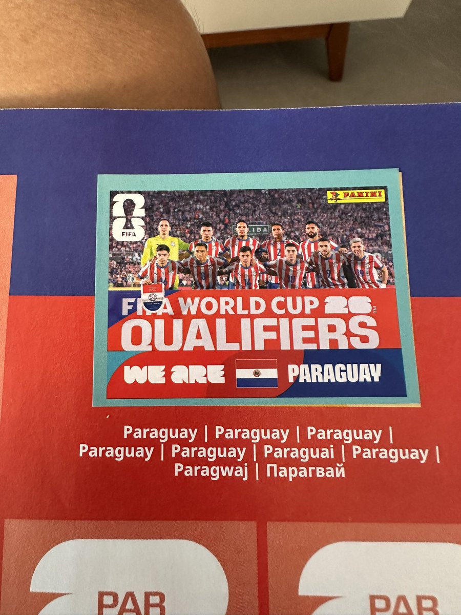 de_glauder's tweet photo. Alguém sabe me dizer se isso foi um erro de impressão? 
Todas as outras figurinhas da foto da equipe estão diferentes. https://t.co/sOcK5gUE8y