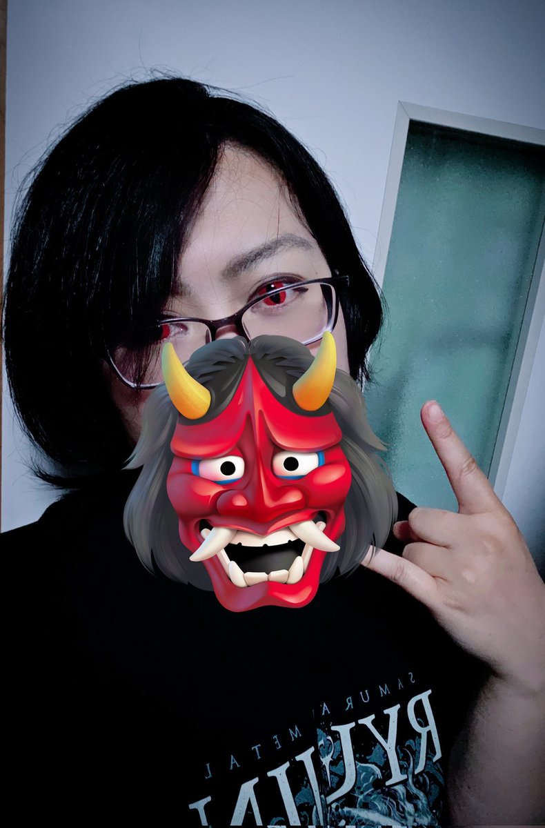K_onyx2017's tweet photo. 久々にメイクしたので👹🤳
ベースオンラインレッスン受講後で🤳
あ、ようやく縦長瞳孔になれました https://t.co/ddgBwYLpDh