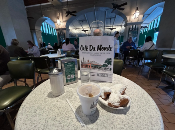 ObctiT8's tweet photo. This century-old coffee shop in the French Quarter specializes in Coffee Au Lait and Beignets (three per serving). They only accept cash, but the prices are reasonable. Grab a coffee and enjoy the city view! The airport branch is more like a modern chain coffee shop! https://t.co/adm8vtaFaC