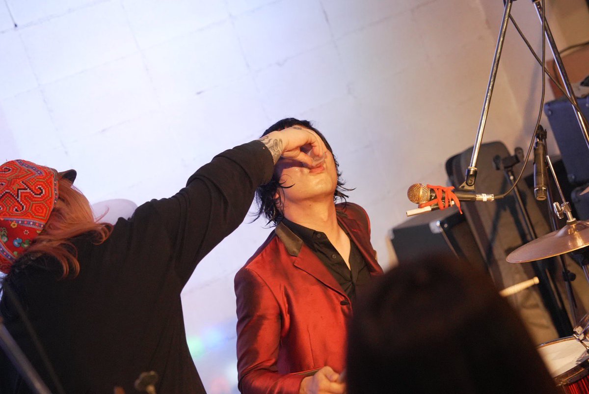 wasuretemotels's tweet photo. 円山リボルバー公演、最高でした！！
283様への強めのサプライズ、ありがとうございました😭

「本番中のテキーラはしんどい」（283談）
「ケーキもしんどい」（283談）

次回北海道ツアーは9月！
正式発表をお待ちください🔥

撮影:コマドリ舎 https://t.co/VVjR3J3sfJ