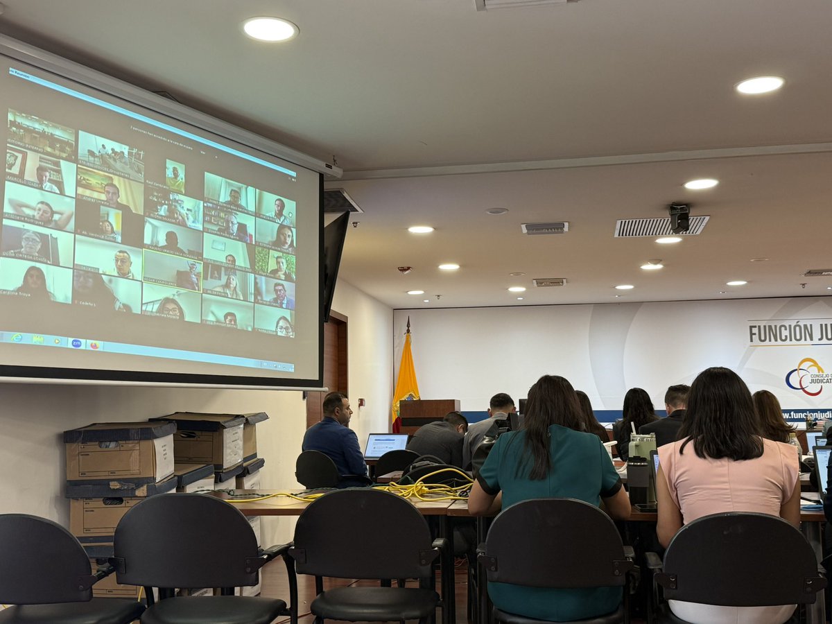 ARCH_Ec's tweet photo. 🗣️#ARCHInforma

Seguimos firmes en el #CasoTripleA. 

El Director Ejecutivo (E) @Christianpuent junto con el equipo jurídico de la Agencia  comparecen a la reinstalación de la audiencia de juicio por presunta comercialización ilegal de combustibles.⛽️🛢️ https://t.co/k2nrpZ0Yof