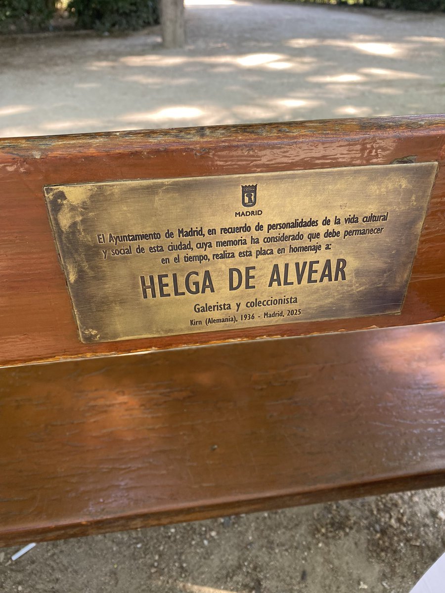 corpuslumen's tweet photo. Y sin saberlo me fui a sentar en el banco de Helga de Alvear -@MuseoHAlvear @_ElRetiro, Madrid. https://t.co/YEwLD61RV2