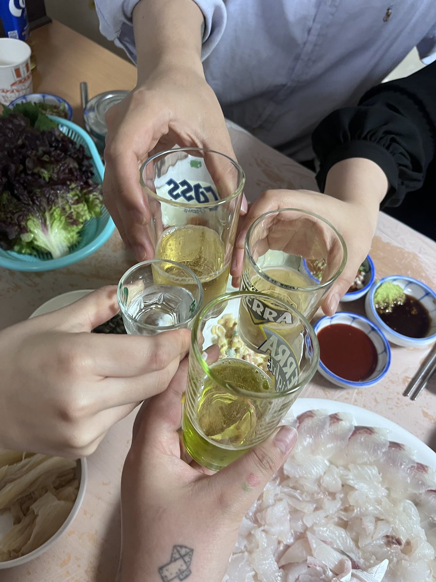 dearmelaney's tweet photo. 오랜만에 코삐(뚤어질때까지)술(먹기) 한 날
윤남1노가 알려준 대로 회 먹었는데 아주 맛도리였으니 다들 드셔보시길 https://t.co/Rzov5Jqak4