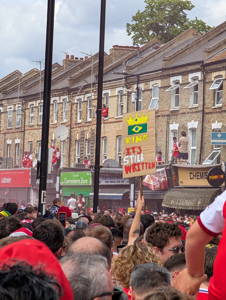 ArsenalGunluk's tweet photo. arsenal parade, sarı çiçek süpermarket civarları ⚪🔴 https://t.co/Iz7Dh2sk5z