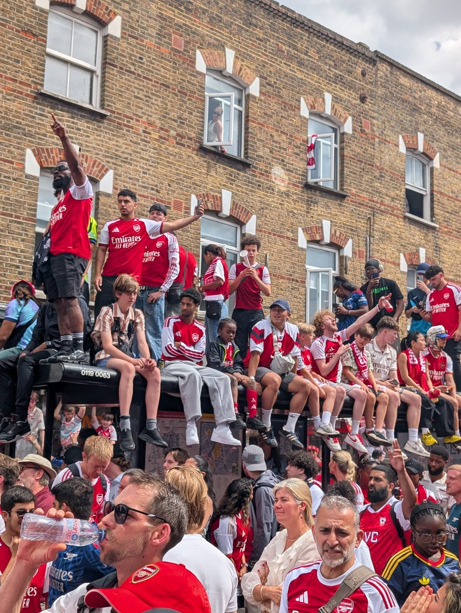 ArsenalGunluk's tweet photo. arsenal parade, sarı çiçek süpermarket civarları ⚪🔴 https://t.co/Iz7Dh2sk5z