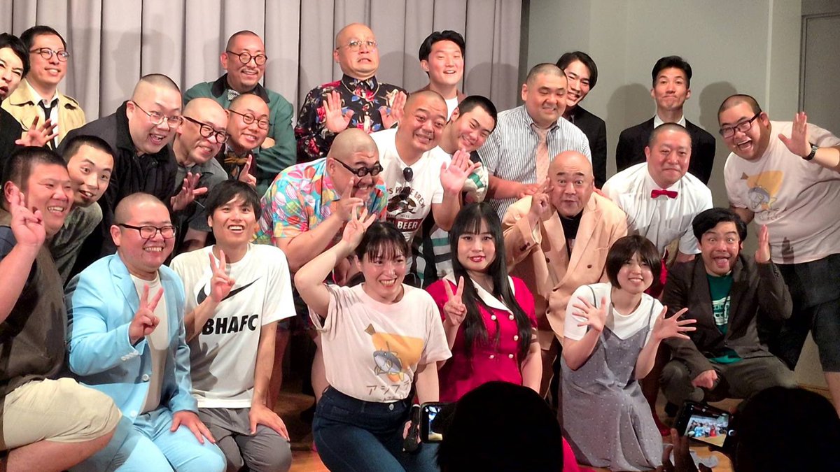 Machiura's tweet photo. ピンクアジフライさん主催の坊主が大量に出るライブ「ドッペル暴頭」ご来場ありがとうございました。

坊主のみならず、メガネ多いしみんなデカいし、そういう異世界の中の一国のライブのようで最高でした！

久々にご一緒出来た方も多くてめちゃくちゃ楽しかった。ピンクアジフライさん、素敵な二人！ https://t.co/PjO9MGKXsF