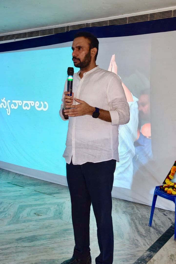hvrysrcp's tweet photo. ఇచ్చాపురం నియోజకవర్గ ఇంచార్జి సాది శ్యాంప్రసాద్ రెడ్డి గారి అధ్యక్షతన BLAల ఓరియంటేషన్ కార్యక్రమానికి జిల్లా అధ్యక్షులు ధర్మాన కృష్ణదాస్ గారు, జిల్లా పరిషత్ ఛైర్మన్ పిరియా విజయ గారు, MLC నర్తు రామారావు గారు, జిల్లా మరియు మండల నాయకులతో కలిసి పాల్గొనడం జరిగింది.

@YSRCParty @ysjagan

#AndhraPradesh #YSJagan #YSRCP