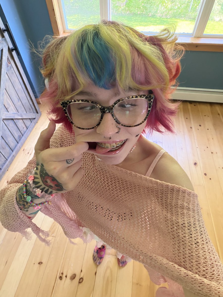 dutifuldolly's tweet photo. STUPID PORN FACES!! being cringe for men twice my age is the hottest thing about me!! idc how embarrassing it is. i know making men cum is more important than my dignity or self respect 🌈💕 use my face as fuel to violently fuck your fist!! my braces + pale skin NEED cum 💦 https://t.co/WozBfJTe47