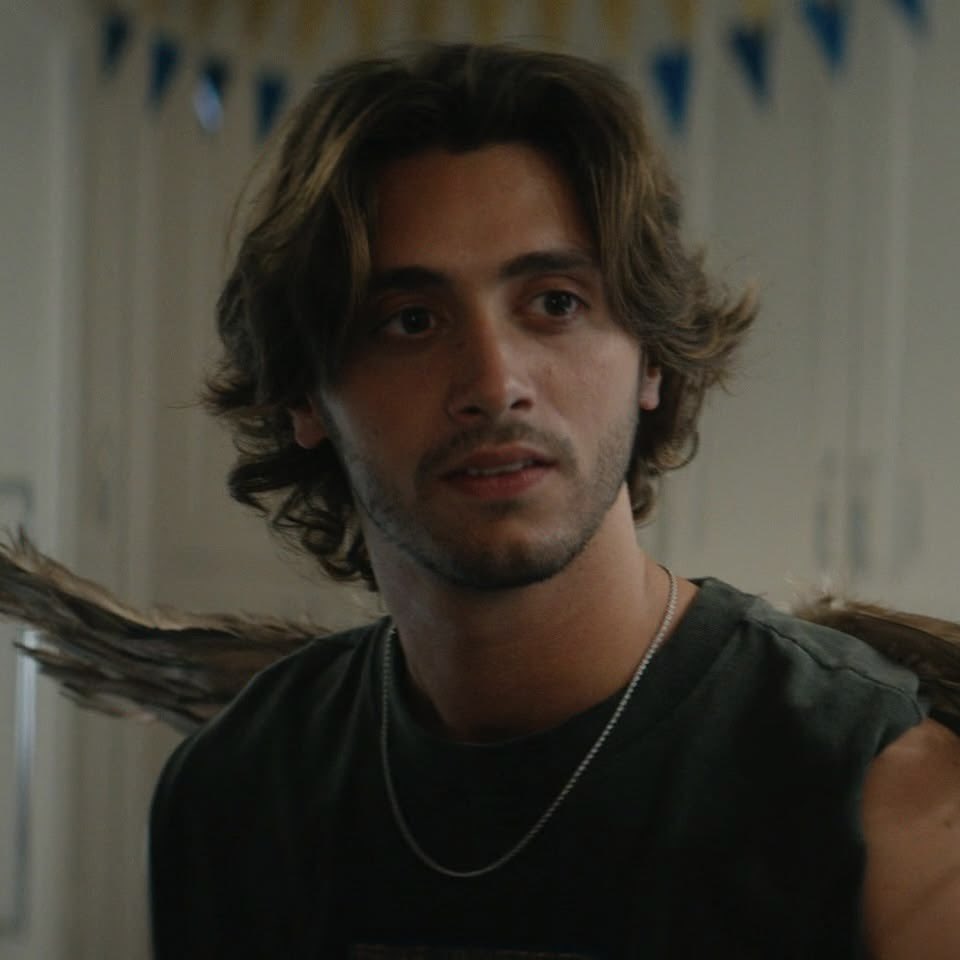 wellsygrxhams's tweet photo. not the boys all having friendship necklaces https://t.co/sc66Z8usab