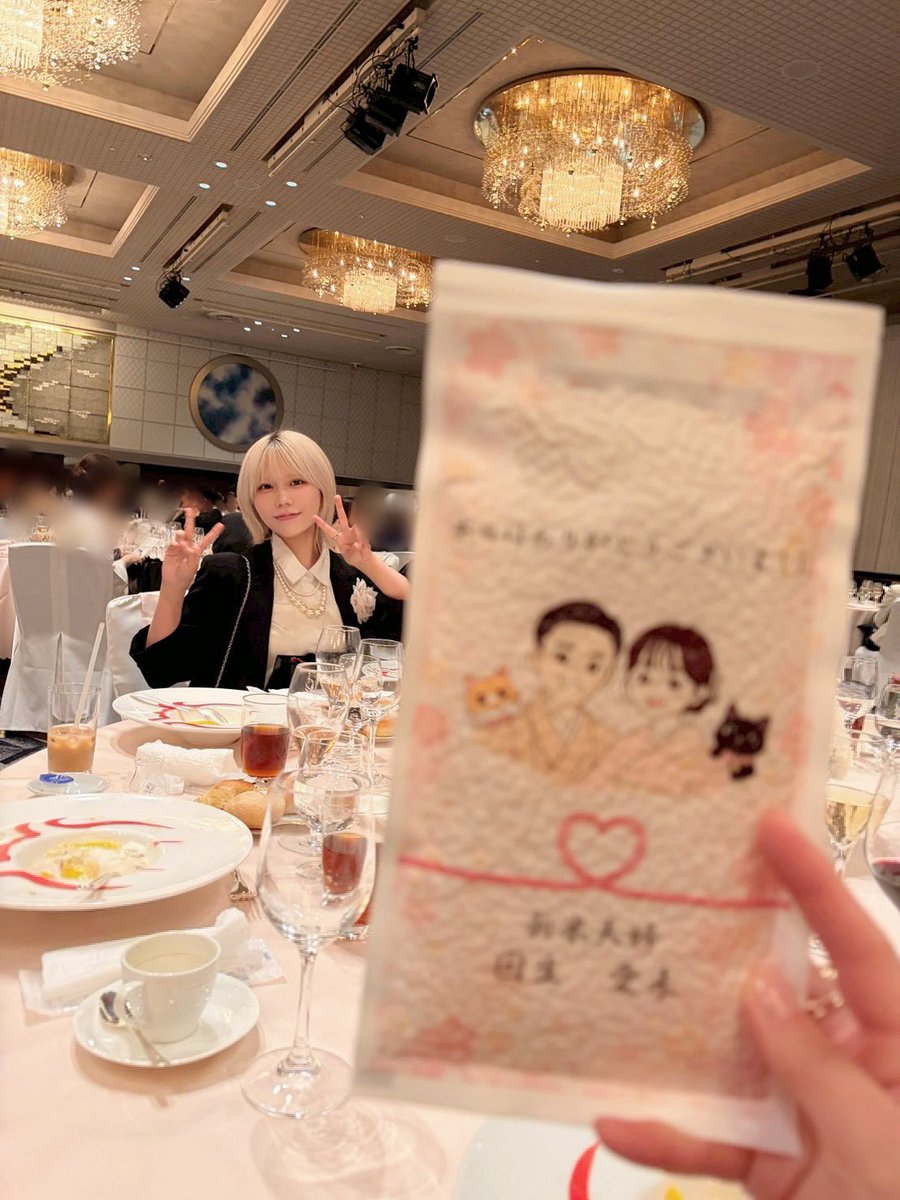 kawagohina3's tweet photo. 愛未おめでとうー！幸せいっぱい🤍
引き出物のデザイン担当させていただきました、、関われて嬉しかったよ〜！🤍
ありがとう🫶 https://t.co/RMZuO0H0Ix