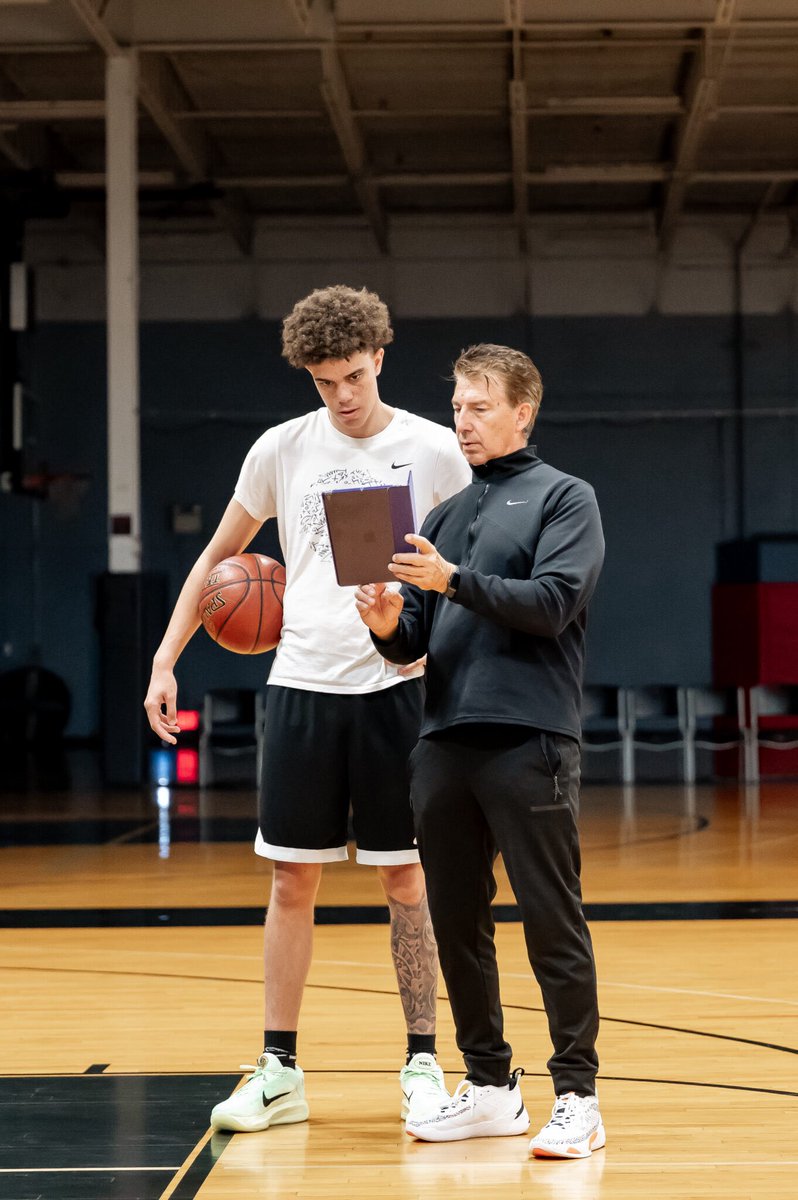 GILTYPLEAZURE's tweet photo. Good morning, Chicago. Happy Sunday🌞
🎙️@TheRoundtaBulls Podcast is back🎙️

⇢The @GaloMethod Episode⇠
•Today we’ll be joined by Roger Galo to discuss 
“The Art of Shooting.” He’ll be breaking down the importance of shotmaking in basketball, what that means for our current Bulls players & future players (Caleb Wilson?👀), his book:
“The Pursuit of The Perfect Shot” & much more. 

•Looking forward to this one. Hop in the stream!
•Going live at 12PM CT. Hope to see you there! 
•#SeeRed | #BullsNation | -@TheRoundtaBulls