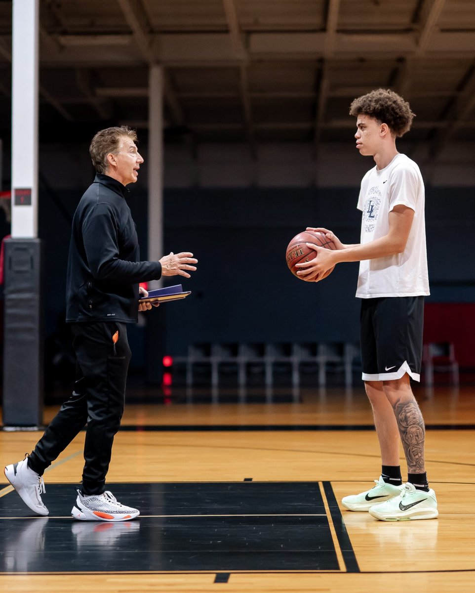 GILTYPLEAZURE's tweet photo. Good morning, Chicago. Happy Sunday🌞
🎙️@TheRoundtaBulls Podcast is back🎙️

⇢The @GaloMethod Episode⇠
•Today we’ll be joined by Roger Galo to discuss 
“The Art of Shooting.” He’ll be breaking down the importance of shotmaking in basketball, what that means for our current Bulls players & future players (Caleb Wilson?👀), his book:
“The Pursuit of The Perfect Shot” & much more. 

•Looking forward to this one. Hop in the stream!
•Going live at 12PM CT. Hope to see you there! 
•#SeeRed | #BullsNation | -@TheRoundtaBulls