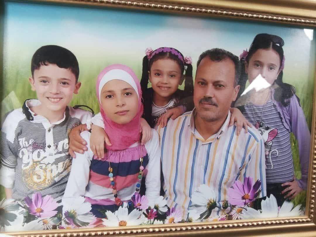 ALMOUTASSIMALKI's tweet photo. قضية الدكتورة رانيا وزوجها وأطفالها تحكي روايات مئات العائلات السورية التي نكل بها بعقاب جماعي ممنهج من قبل النظام البائد " عصابات الاسد " 
مازن طاطو و زوجته و ابنائهم الاربعة تم اختطافهم من قبل تلك العصابات النازية في صيف عام ٢٠١٣ في سهل الغاب بينما كانوا في طريق العودة الى مدينة اريحا.
و منذ ذلك الحين اختفت اخبارهم و لم يُعرف اي شيء عن مصيرهم 🥹
لا بديل عن المحاسبة .. لا بديل عن العدالة .. لا بديل عن الحقيقة