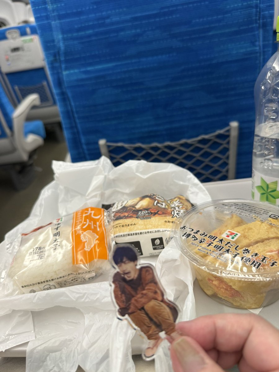 onpucchi's tweet photo. 行きも帰りも🍙(笑)
博多らしいもの食べてないから、せめて明太入りの卵焼き買った！
#錦戸亮 https://t.co/7cWXgJuImy