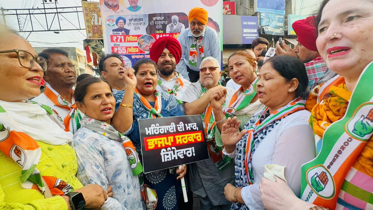 rekhappcc's tweet photo. ਭਾਜਪਾ ਸਰਕਾਰ ਆਪਣੇ ਝੂਠੇ ਦਾਅਵਿਆਂ ਨਾਲ ਗਰੀਬ ਅਤੇ ਮੱਧ ਵਰਗ ਨੂੰ ਧੋਖਾ ਦੇ ਰਹੀ ਹੈ, ਜਦੋਂ ਕਿ ਪੈਟਰੋਲ, ਡੀਜ਼ਲ ਅਤੇ ਗੈਸ ਦੀਆਂ ਕੀਮਤਾਂ ਲੋਕਾਂ ਦੀ ਆਮਦਨ 'ਤੇ ਬੋਝ ਵਧਾ ਰਹੀਆਂ ਹਨ। ਕਾਂਗਰਸ ਪਾਰਟੀ ਲੋਕਾਂ ਦੇ ਹਿੱਤਾਂ ਦੀ ਰਾਖੀ ਲਈ ਹਮੇਸ਼ਾ ਤਤਪਰ ਰਹਿੰਦੀ ਹੈ ਅਤੇ ਉਨ੍ਹਾਂ ਦੇ ਅਧਿਕਾਰਾਂ ਲਈ ਲੜਦੀ ਰਹੇਗੀ। 
@Congressman100 https://t.co/0CR56VSDt7