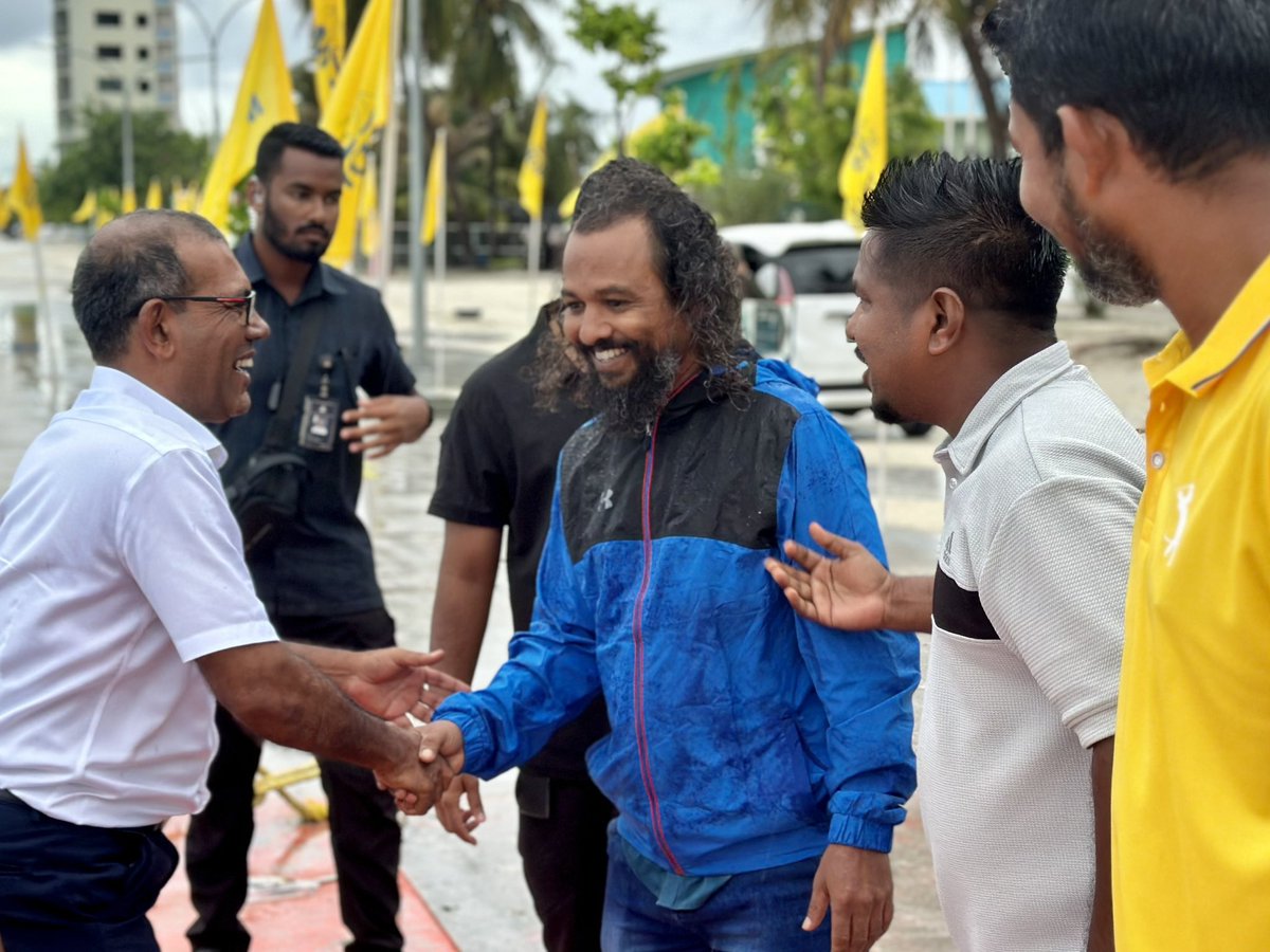 Imthiyazfahmy's tweet photo. Rain or shine, the man brings high energy..the islands in full swing! 👏👏

#BoduBadhalu 
#VoteAnni 
#AnniForChair https://t.co/dvGDosvf9y