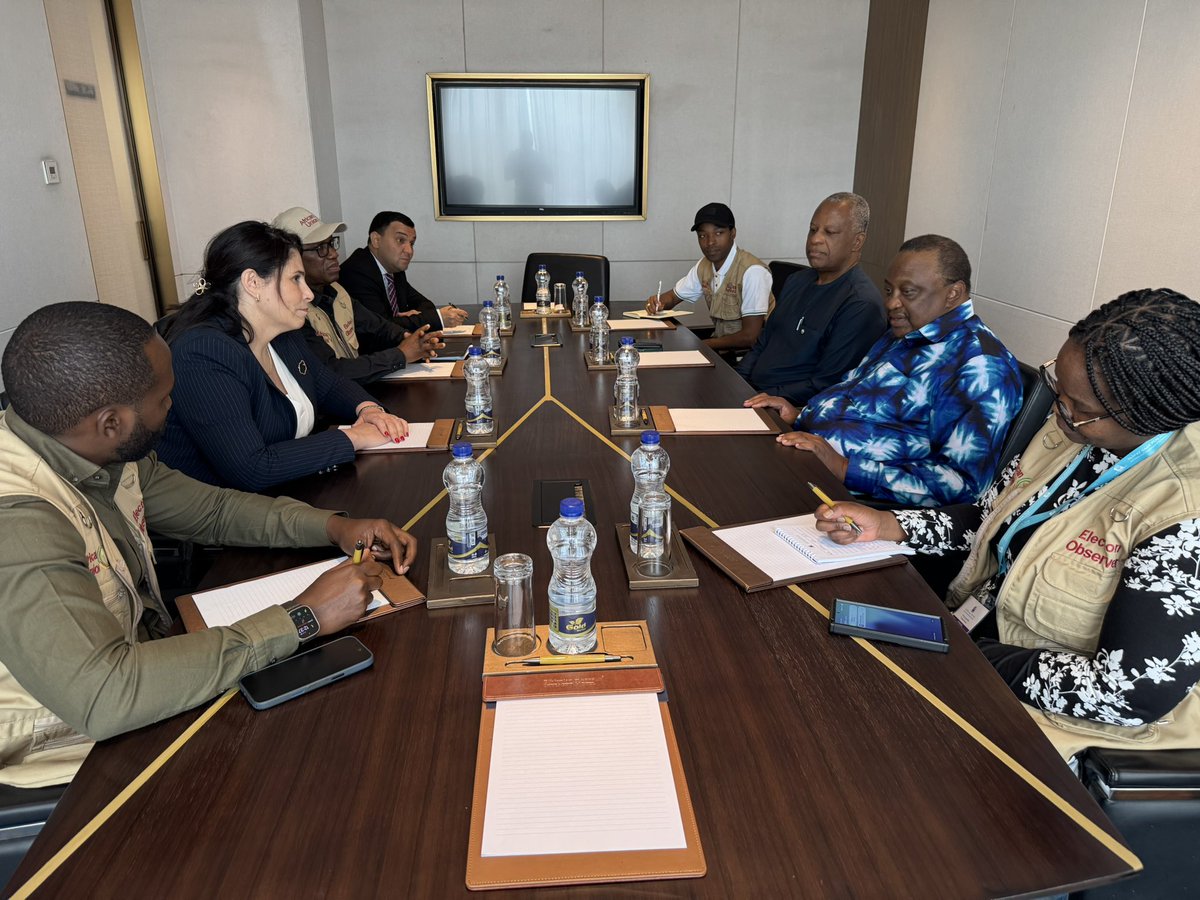 AUC_PAPS's tweet photo. H.E. Former President @4thPresidentKE of Kenya 🇰🇪 and Head of the African Union Election Observation Mission (#AUEOM) to the 1 June 2026 General Elections in the Federal Democratic Republic of #Ethiopia,  received H.E. @DCP_Haddadi, Deputy Chairperson of the @_AfricanUnion, who paid a courtesy call.

They discussed the country’s preparedness for the upcoming general elections. They also explored ways to strengthen the impact of AUEOMs in fostering democratisation across the continent.