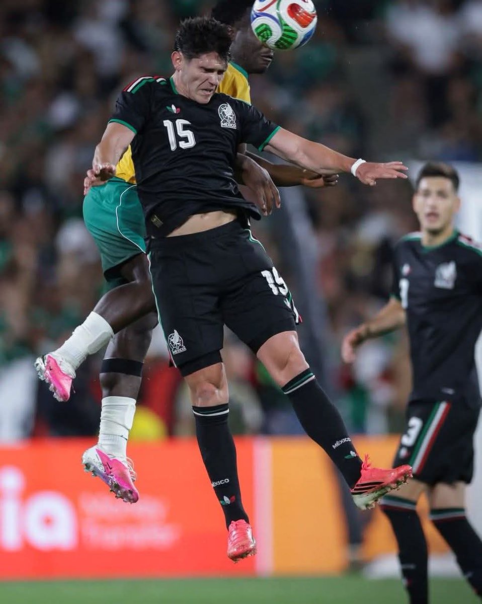 DatosTri's tweet photo. La Selección Mexicana de Fútbol derrotó anoche 1-0 a la de Australia en un partido amistoso en el Rose Bowl, de Pasadena, Estados Unidos.

La solitaria anotación del encuentro fue obra del defensa Johan Vásquez, al marcar de cabeza al 27' un tiro de esquina de Alexis Vega. https://t.co/2ag6qei6uU
