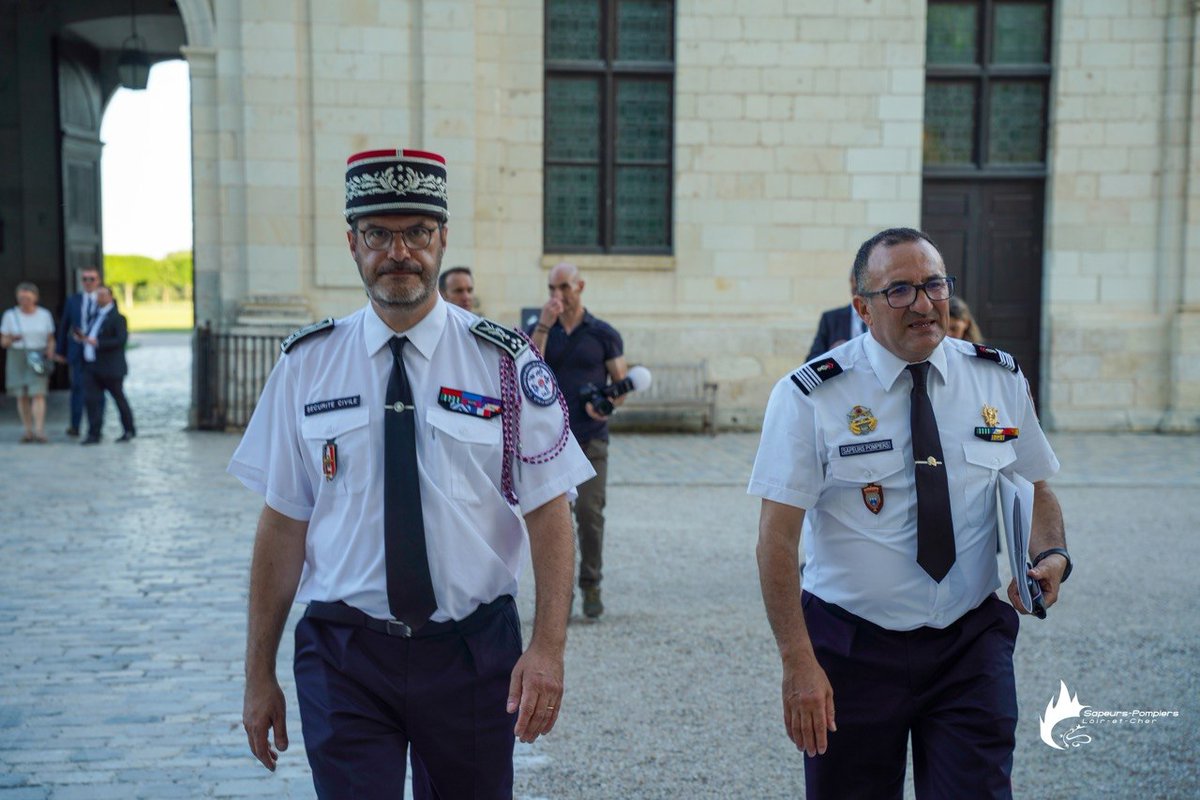 SecCivileFrance's tweet photo. #SecuriteCivile #Patrimoine | À l’occasion des 6èmes rencontres territoriales de l’Association nationale des directeurs et directeurs adjoints des services d’incendie et de secours (@ANDSIS1), Julien Marion, directeur général de la Sécurité civile et de la gestion des crises, s’est rendu au Château de Chambord aux côtés de @JD_Berger, ministre délégué auprès du ministre de l’Intérieur. 

🖼 Ce déplacement a mis à l’honneur le plan de sécurité des œuvres, en valorisant le travail mené localement par le @SDIS41.

🤝 Les rencontres territoriales ont par ailleurs permis des échanges essentiels avec les acteurs de terrain autour des enjeux de la défense civile, avec des témoignages ukrainiens et finlandais, dans un contexte marqué par le renforcement des capacités opérationnelles et le partage d’expertises.

Dans le cadre de la modernisation engagée par le Beauvau de la Sécurité civile, Julien Marion entouré des équipes de la direction générale, a également échangé avec les #SDIS sur leur rôle central dans la protection et la résilience de nos territoires 🚒👩‍🚒