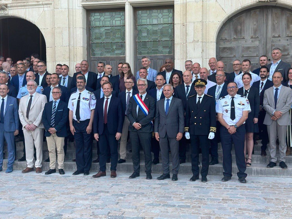 SecCivileFrance's tweet photo. #SecuriteCivile #Patrimoine | À l’occasion des 6èmes rencontres territoriales de l’Association nationale des directeurs et directeurs adjoints des services d’incendie et de secours (@ANDSIS1), Julien Marion, directeur général de la Sécurité civile et de la gestion des crises, s’est rendu au Château de Chambord aux côtés de @JD_Berger, ministre délégué auprès du ministre de l’Intérieur. 

🖼 Ce déplacement a mis à l’honneur le plan de sécurité des œuvres, en valorisant le travail mené localement par le @SDIS41.

🤝 Les rencontres territoriales ont par ailleurs permis des échanges essentiels avec les acteurs de terrain autour des enjeux de la défense civile, avec des témoignages ukrainiens et finlandais, dans un contexte marqué par le renforcement des capacités opérationnelles et le partage d’expertises.

Dans le cadre de la modernisation engagée par le Beauvau de la Sécurité civile, Julien Marion entouré des équipes de la direction générale, a également échangé avec les #SDIS sur leur rôle central dans la protection et la résilience de nos territoires 🚒👩‍🚒