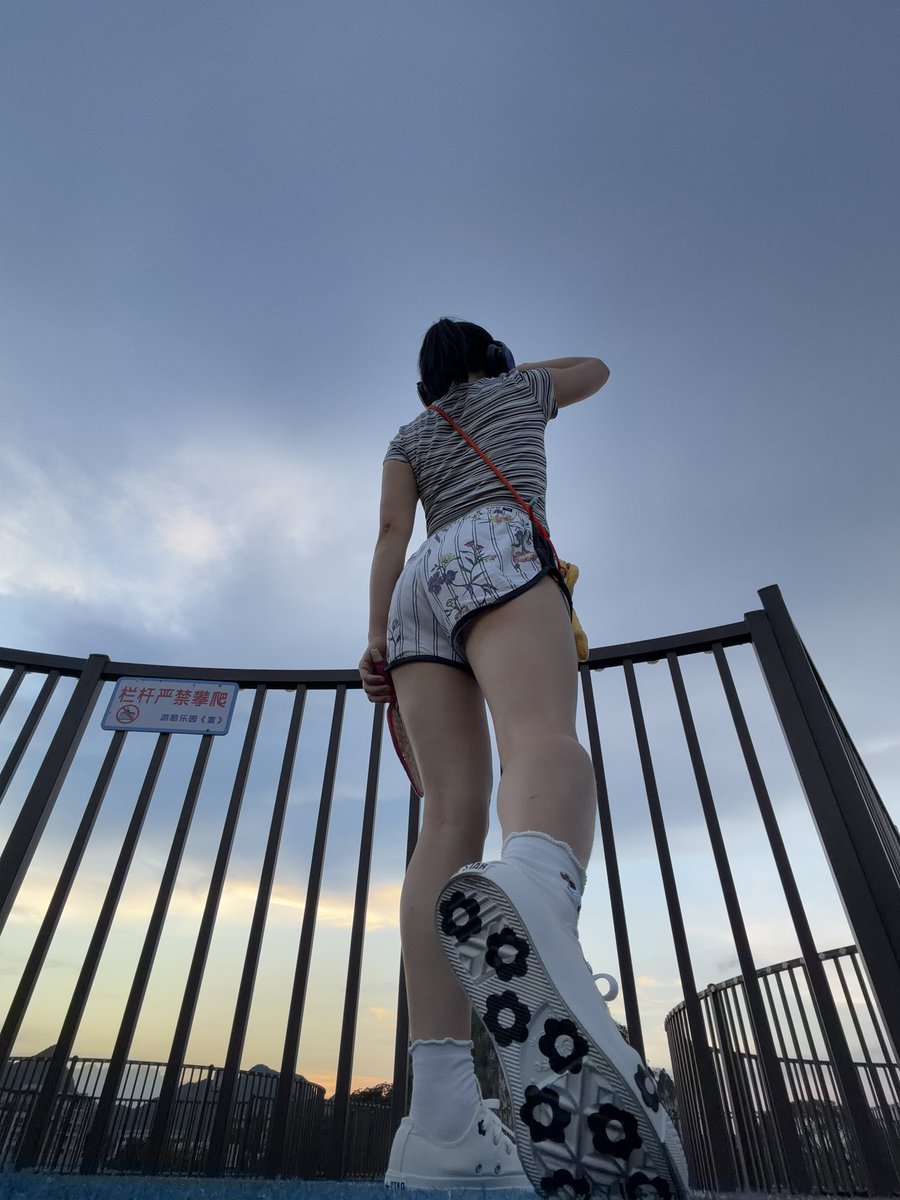 Zeebee0729's tweet photo. 沉迷在我的鞋底吧 #匡威 #鞋底 #女s #atm https://t.co/ZTWMDbrrrw