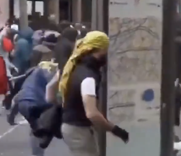 Keykubad12's tweet photo. @Theresa_Finn_ Es sind die Kurden. Warum diese Barbaren wieder randale machen weiß ich nicht.

- 5. Sekunde: "Biji Apo" rufe

Dazu 3 Bilder mit dem Terroristen Apo Öcalan (ein Bild habe ich aus dem Inet, damit ihr es vergleichen könnt), kurdischen Kopfbedeckung und der Flagge der kur. aut. Reg https://t.co/NtzDd8a9d2