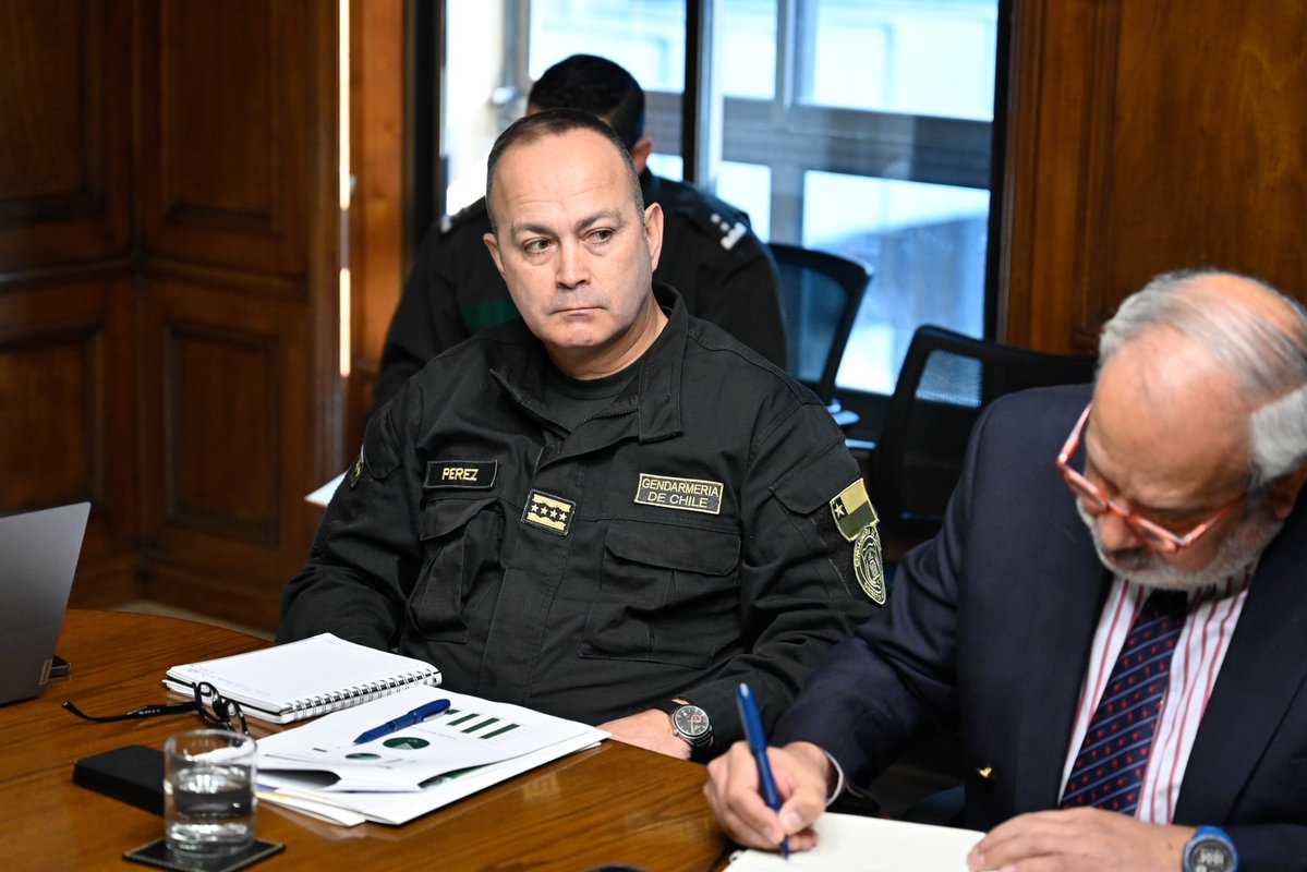 martinarrau's tweet photo. No hay tiempo que perder, seguimos trabajando en lo urgente: ordenar la acción del Estado para recuperar seguridad. Hoy cité al Comité Policial en el Ministerio de Seguridad Pública, junto a las instituciones responsables de enfrentar la delincuencia, el crimen organizado y los delitos que golpean a las familias chilenas.

La conducción policial exige método: datos comparables, prioridades claras, responsables definidos y seguimiento de cada acuerdo. La seguridad se recupera con presencia, coordinación y resultados medibles.