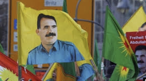 Keykubad12's tweet photo. @Theresa_Finn_ Es sind die Kurden. Warum diese Barbaren wieder randale machen weiß ich nicht.

- 5. Sekunde: "Biji Apo" rufe

Dazu 3 Bilder mit dem Terroristen Apo Öcalan (ein Bild habe ich aus dem Inet, damit ihr es vergleichen könnt), kurdischen Kopfbedeckung und der Flagge der kur. aut. Reg https://t.co/NtzDd8a9d2