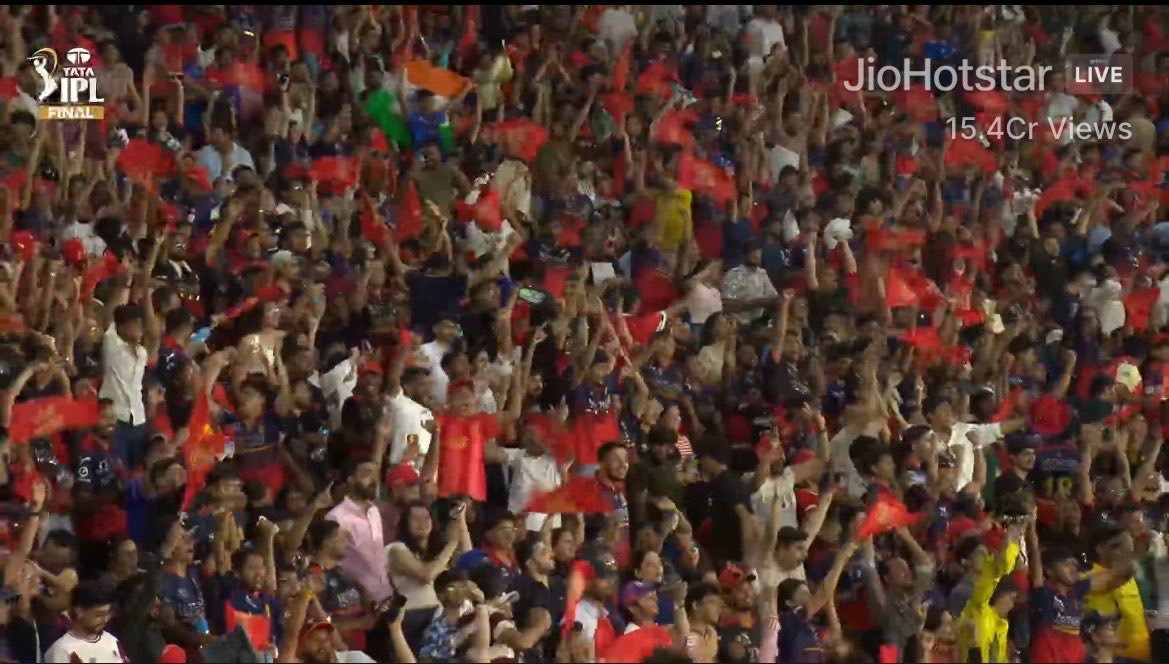 CricCrazyJohns's tweet photo. SEA OF RED AT NARENDRA MODI STADIUM 🤯 https://t.co/72ZOvWxRiz