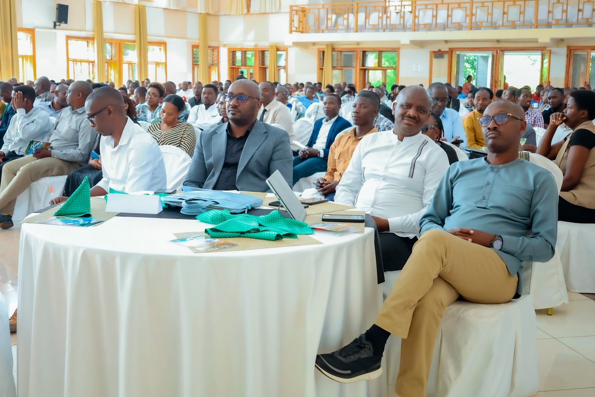 MusanzeDistrict's tweet photo. Biri kuba: Guverineri w'Intara y'Amajyaruguru @gahundemaurice yifatanyije n'Abakozi b'Akarere ka Musanze mu kwizihiza Umunsi Mpuzamahanga w'Umurimo 2026, usanzwe wizihizwa ku wa 1 Gicurasi buri mwaka. https://t.co/LrAkkWvAiy