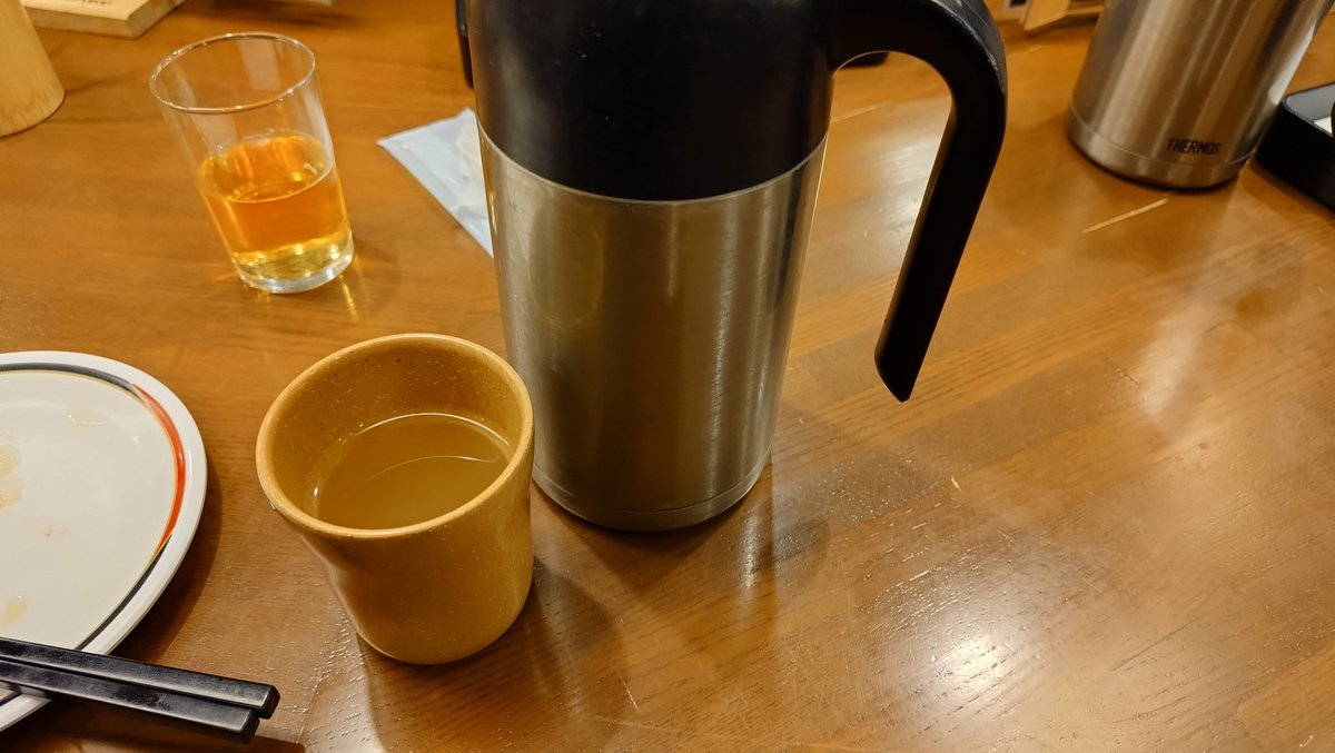 zc33swift's tweet photo. 串鳥へ
20歳くらいの時に最後鶏ガラスープが飲めるらしいよって友達の噂から始まり、何度か行ってました。当時は定員に頼むスタイルだった気がしましたが、今ではカウンターにポットで置かれていました😋うまい。
帰りにラーメンも寄る🍜🍻 https://t.co/DwLqpI1B1b
