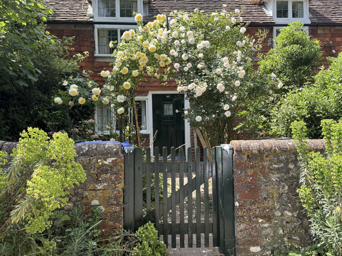 JeffOvers's tweet photo. Firle, East Sussex #garden https://t.co/abnmAwQa2A