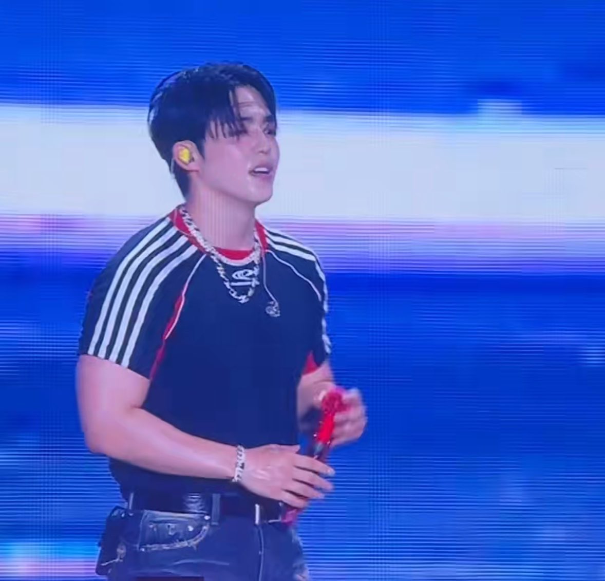 coupsistt's tweet photo. idk how to explain but them in tight fitted shirt is WORST than them being naked https://t.co/4VGYIkoZ39