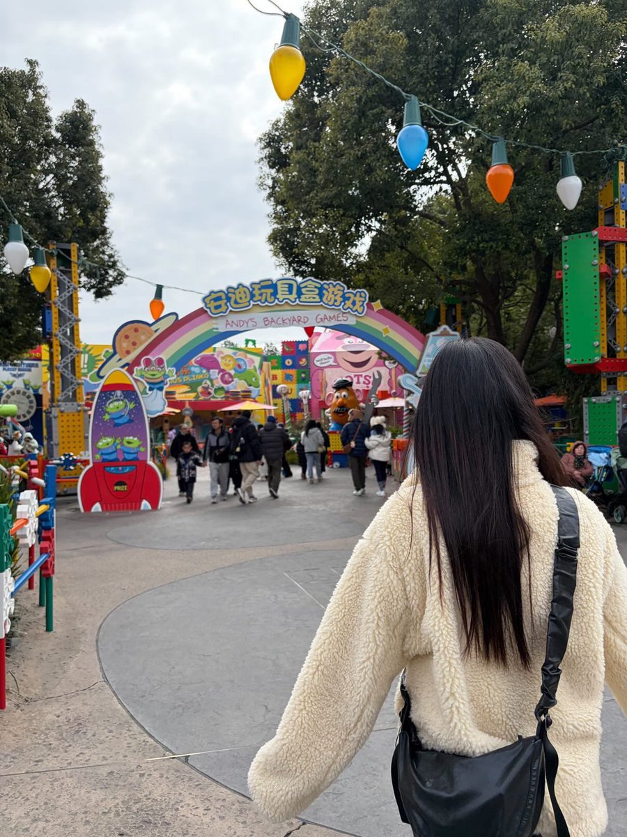 ellyfiles's tweet photo. _haerimida IG channel update 💬 (2)

“Have you all been to Disneyland?! We went to Shanghai Disneyland?!! It's so big, so interesting and fun😆 If you are planning to go to Shanghai, you should go to Disneyland too~~”

 #엘리 #ELLY #정해림 https://t.co/DKXjyLx20m