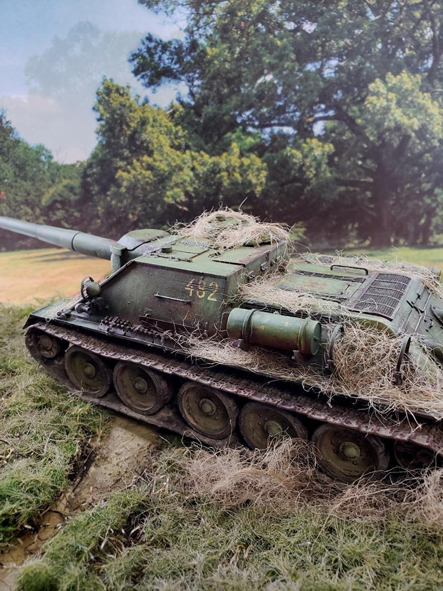 rk_models's tweet photo. 映画「der tiger」版SU-100を作る。その20。完成です。本来su-152搭載の152㎜対戦車砲を装備した姿はやはり変態…　スクラッチ風車小屋とともに雰囲気は出たかと思います
#ドラゴン https://t.co/OhWm7MKfpn