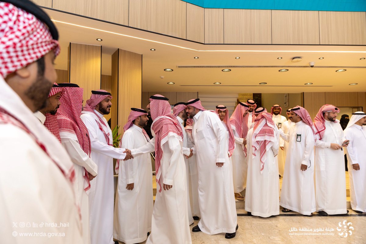HRDA_HAIL's tweet photo. بحضور الرئيس التنفيذي أ. عمر بن عبدالله آل عبدالجبار، احتفت #هيئة_تطوير_حائل بمنسوبيها في حفل المعايدة بمناسبة عيد الأضحى المبارك، تأكيداً على قيم التواصل وتعزيز بيئة العمل. https://t.co/JuoohBXAru