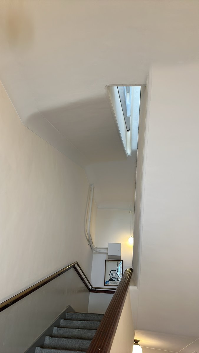 yositeru's tweet photo. #門司電気通信レトロ館 1924年築。建築と展示内容の両方が興味深い。設計は山田守で、後年京都タワーや日本武道館も手がける。内部は直角を極力避けている。展示内容も日本の通信サービス全般に渡るが、やはり社会人になってからの変化が特に感慨深い。PHSってサービス終了してもう18年になるのか… https://t.co/UlbNbaw2RI
