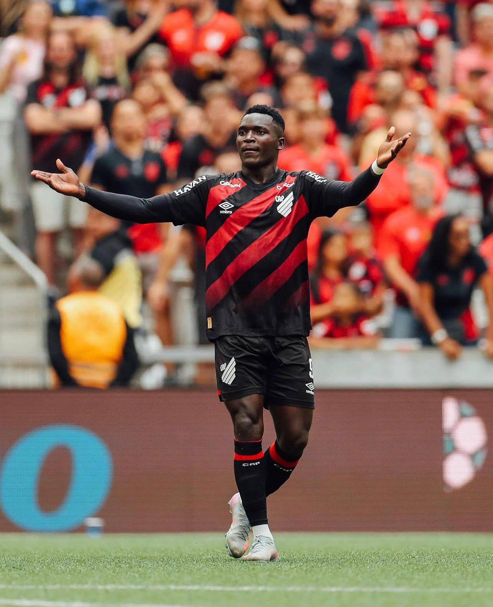 futbolyprogreso's tweet photo. Kevin Viveros le está ganando el pulso a Pedro en la carrera como máximo goleador del #Brasileirão2026 

Ya son 11 goles de los 24 que suma Athletico Paranaense. Casi la mitad de los tantos del Furação son obra del colombiano.

Que aterrizaje en Serie A. https://t.co/tg8W2d6l4e
