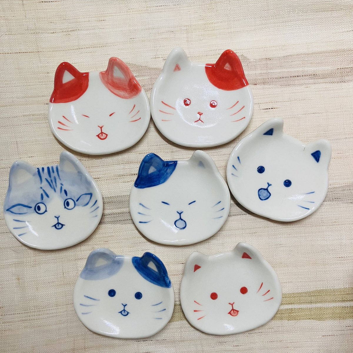 tajicco's tweet photo. リクエストあったので久々に追加作成。
…が、磁器で作ったら2枚以外全部亀裂が入ってしまった…😭 https://t.co/hBq4tkiKDW