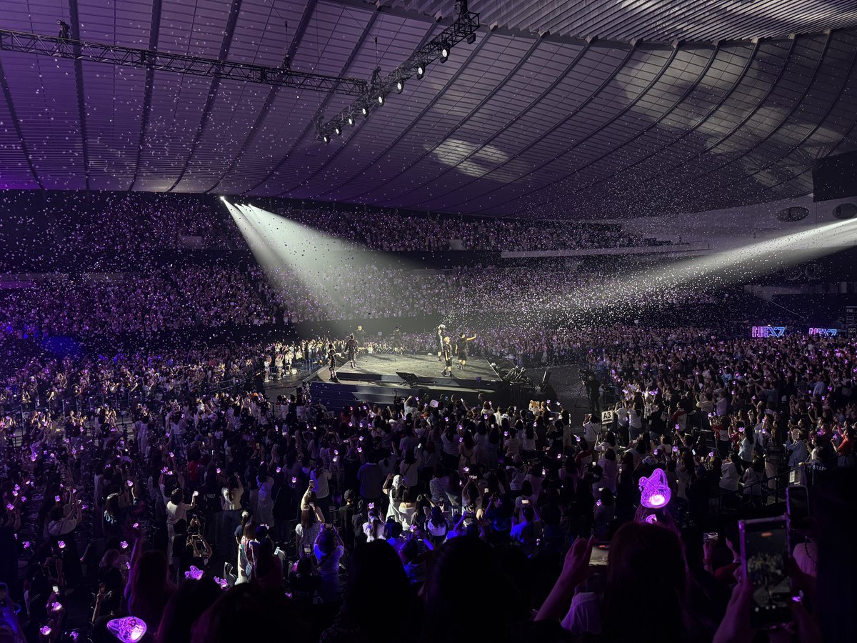 YUUN1VERSE's tweet photo. NEXZ boasts a remarkable sold out show for the Day 1 of their 'HELLMATE' Live Tour held at the Yoyogi National Stadium First Gymnasium with a 12k-capacity. Day 2 isn't lagging behind with the venue looking this filled out from every angle. 

NEXZ is surely going places. 🔥 https://t.co/VGNRhLQngB