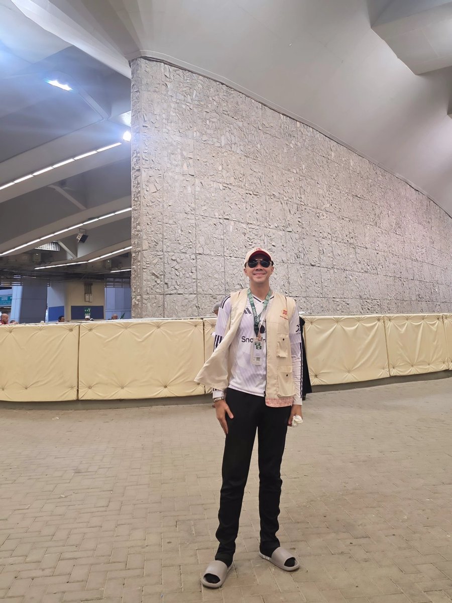 GiaPratamaMD's tweet photo. Hari terakhir di Mina, karena saya Nafar Tsani, setelah subuh, saya berjalan menuju jamarat untuk lontar jumrah terakhir.

Ada yang berbeda pagi itu.

Tempat yang hari-hari sebelumnya penuh, padat, dan menguji sabar, pagi itu terasa begitu lengang.

Sepi.

Dalam sepi itu, saya merasa Allah sedang mengajak saya melihat lebih dalam ke hati sendiri.

Lontar jumrah mengajarkan bahwa ada keburukan yang harus dilempar jauh dari diri.

Marah yang masih dipelihara.
Dengki yang masih disembunyikan.
Sombong yang masih dibela.
Syahwat yang masih diberi ruang.
Lalai yang masih dianggap biasa.

Barangkali inilah “setan besar” yang paling berat dikalahkan. Ia ada di dalam diri. membangun tembok antara kita dan rahmat Allah.

Allah Maha Pengasih. Allah ingin mencurahkan berkah, rahmat, dan karunia-Nya kepada hamba-Nya.

Namun Allah Maha Suci.

Kekotoran hati, dosa, dan keburukan yang kita pertahankan sering menjadi penghalang turunnya karunia.

Maka pagi itu, batu-batu kecil saya lempar dengan satu doa besar.

Ya Allah, bersama setiap lemparan ini, gugurkan satu keburukan dari diriku.

Jadikan aku pulang sebagai manusia yang lebih Engkau ridai.