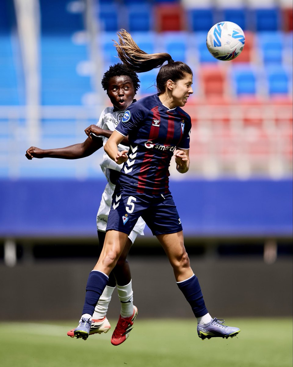 LigaF_oficial's tweet photo. ⚔️ Patri Ojeda imponiéndose por arriba

#LigaFMoeve | #EibarDUXLogroño https://t.co/vG9wxyIgJH