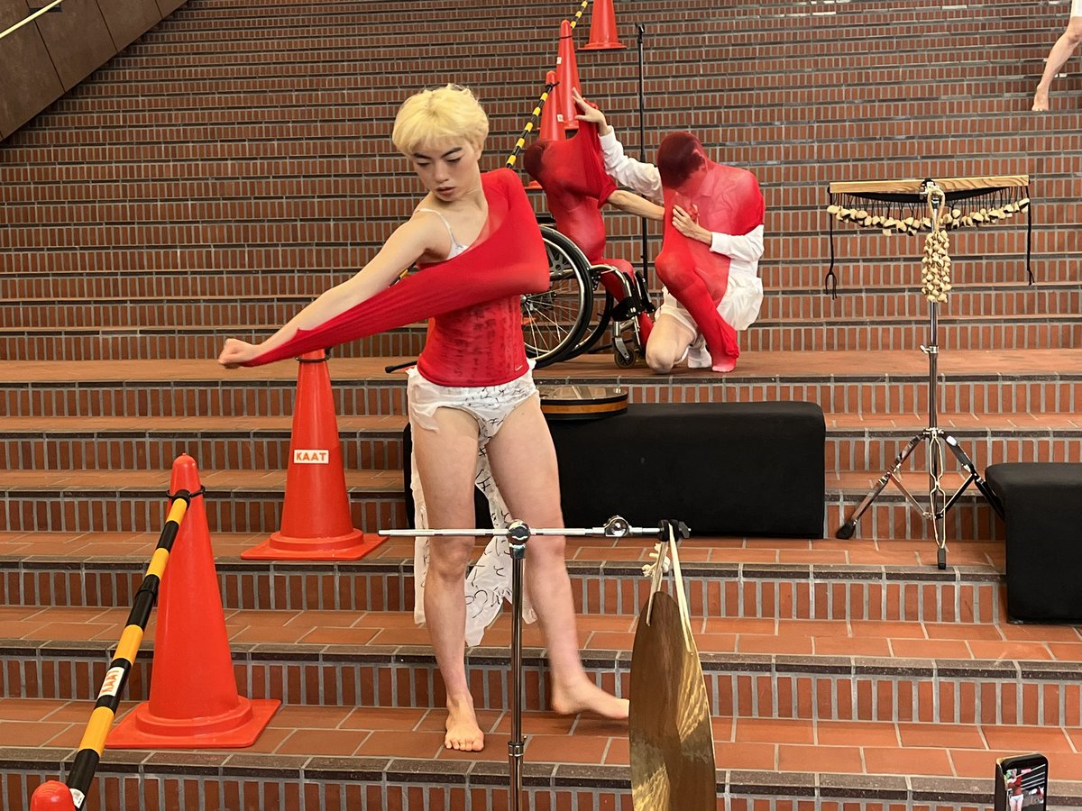 hyakkaryoran4's tweet photo. ステージが終わったあと、かんばらけんたさんにお声がけしたら、なんと車椅子の上で逆立ちをして記念撮影をしてくださいました😭✨

ただわたしがブスなので…アップができません（それが現実ではある）！かんばらさんは優しくて凄く凄くイケメンでした！！

#東京QQQ #車椅子ダンサー https://t.co/GYUn8az0Gi
