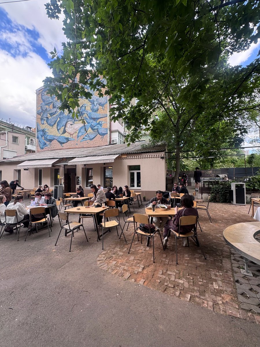 SWU_Europe's tweet photo. Kyiv fête aujourd’hui plus de 1000 ans d’histoire. Ville de liberté, de création et de courage, dont les habitants ont tenu Maïdan, stoppé l’armée russe à leurs portes et qui a décidé que vivre était un acte de résistance.

Kyiv résiste, Kyiv crée, Kyiv vit. #StandWithUkraine https://t.co/QSozgkNZy3