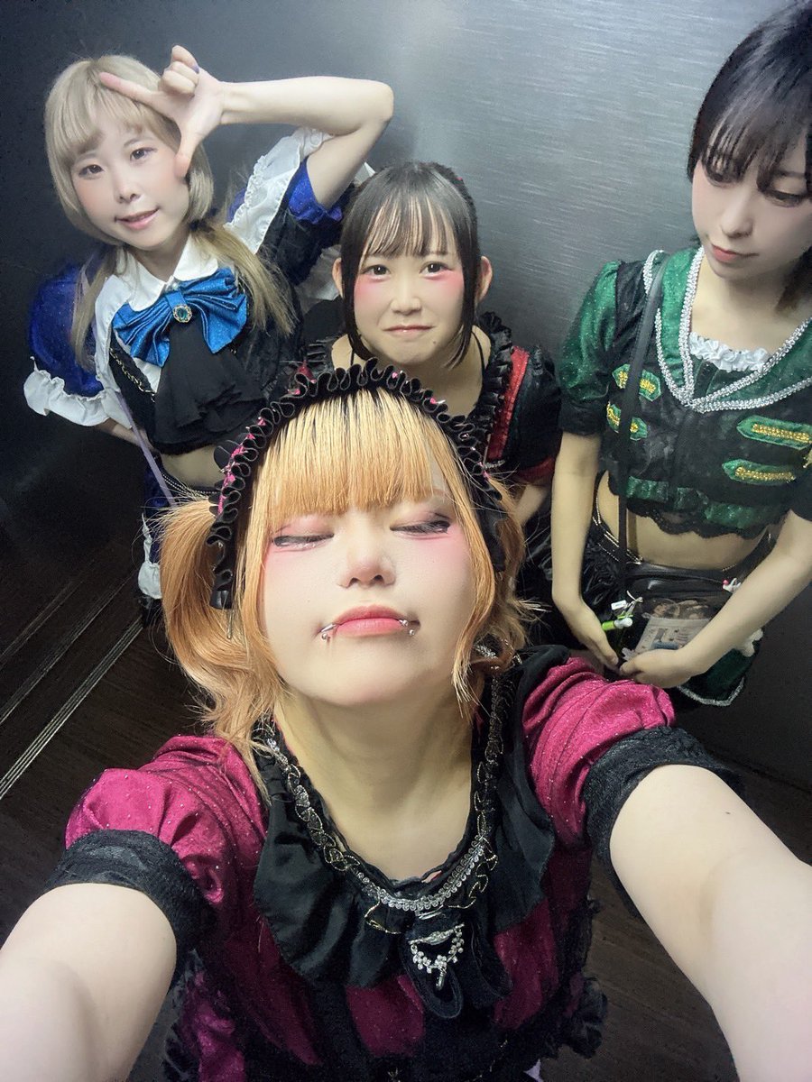 skilloflight's tweet photo. 本日はVARONでのライブに
お越し頂きありがとうございました！
1イベントで2ステージのお得なライブでしたね👏
初めましての方もお話できて嬉しかったです🥰

次は6月6日(土)
日本橋にてライブ予定です！
詳細発表され次第お知らせします🙇‍♀️

#SKILLoflight #スキルスキ https://t.co/Qn7X3FDES4